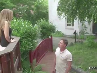 Teen wird vom Vermieter mit riesen Schwanz im Garten gefickt